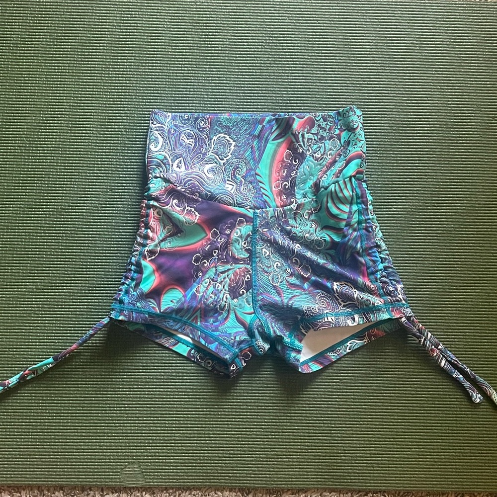 High waisted drawstring Mika Yoga Wear shorts. Size S